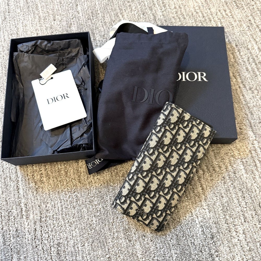 Dior Vertical Long Wallet
Beige and Black Dior Oblique Jacquard